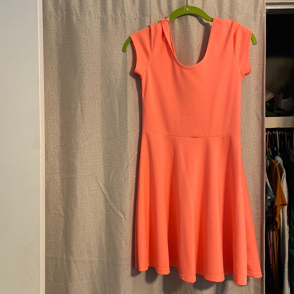 Coral dress. Never worn. Cut the tag off bcuz it itches . Medium.